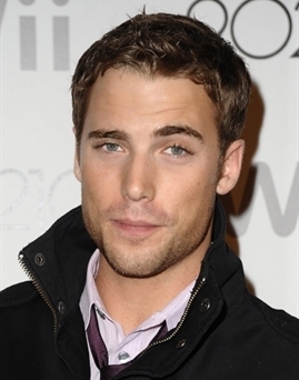 Diễn viên Dustin Milligan