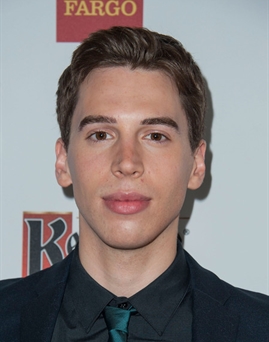 Diễn viên Jordan Gavaris