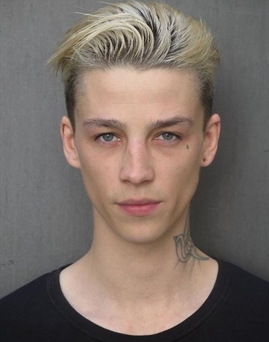 Diễn viên Ash Stymest