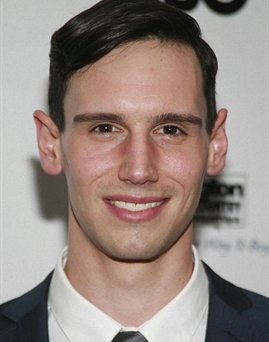 Diễn viên Cory Michael Smith